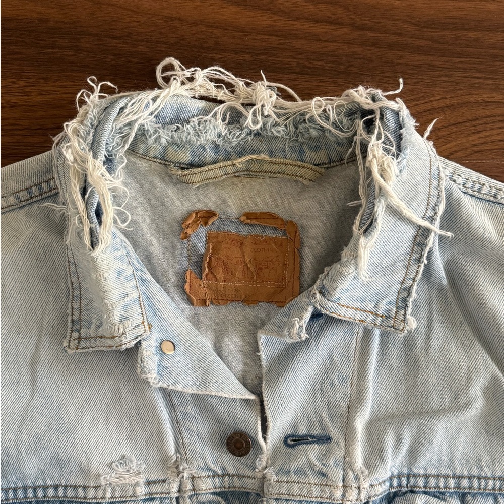 Distressed Levi’s Jacket - Picture 3 of 5